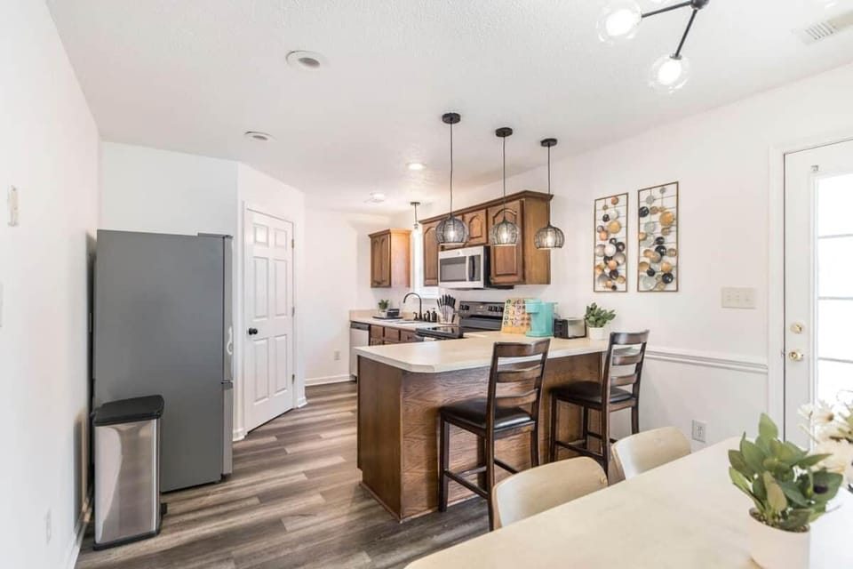 The Lofthouse 4 bds Private Fence Pet Friendly House in Warner Robins