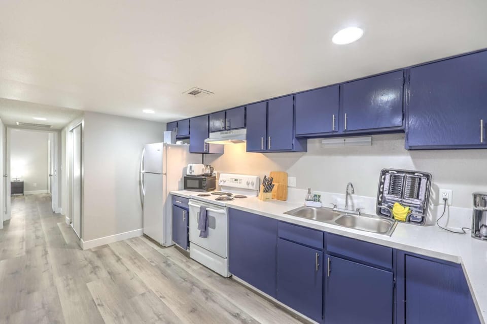 Radiant Vegas Retreat! Sleeps 6! House in Las Vegas
