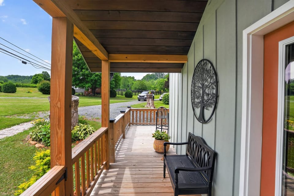 Mountain Views • Basecamp • West Jefferson home House in West Jefferson