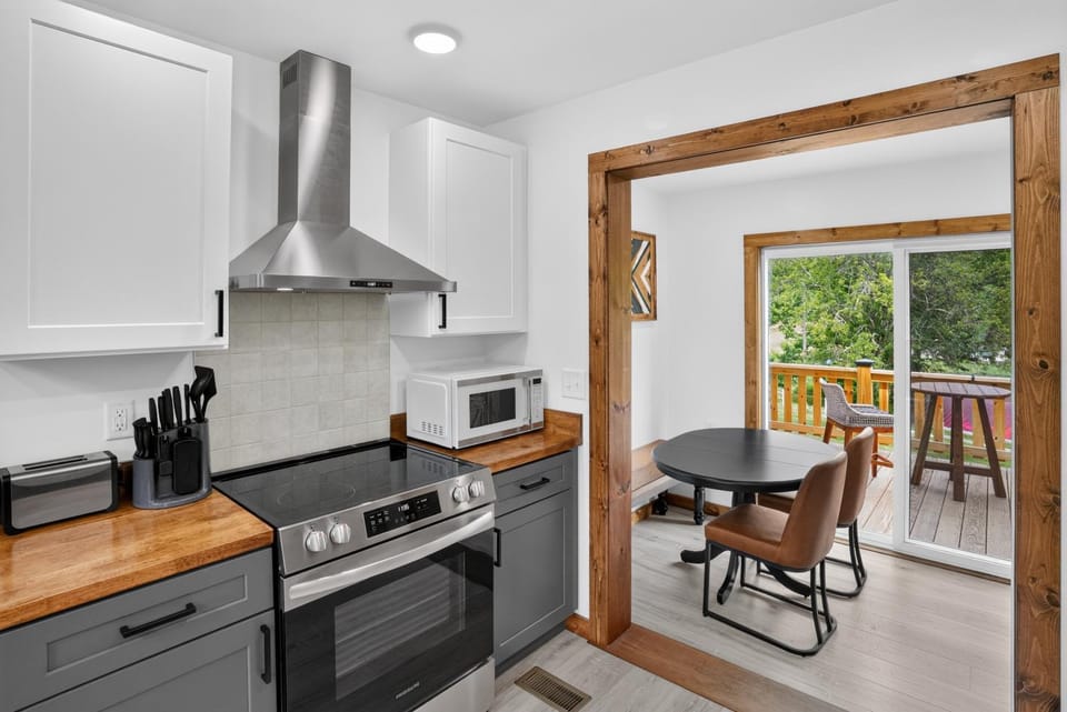 Mountain Views • Basecamp • West Jefferson home House in West Jefferson