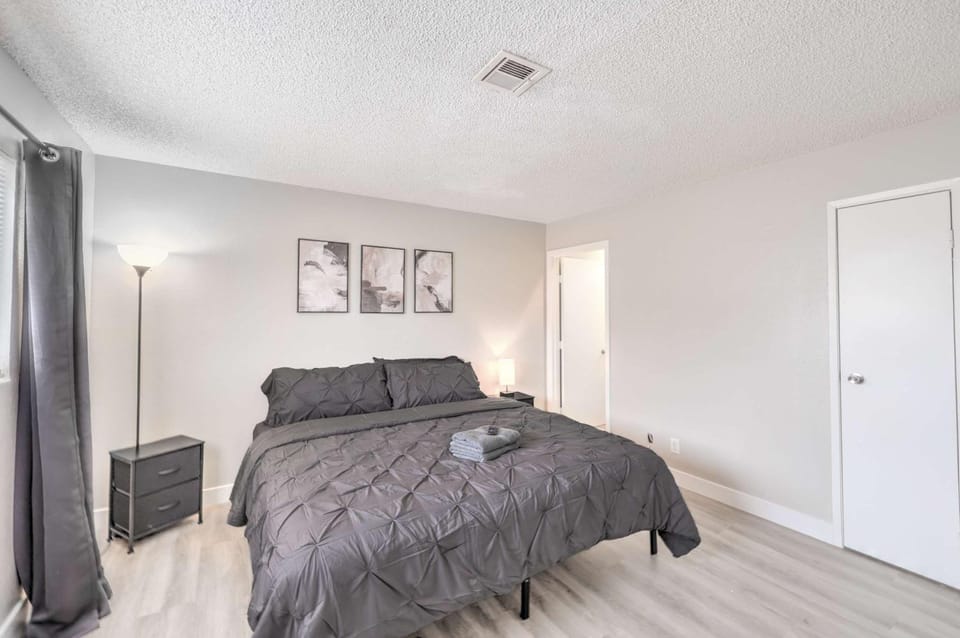 Relaxing Vegas Retreat! Sleeps 6! House in Las Vegas