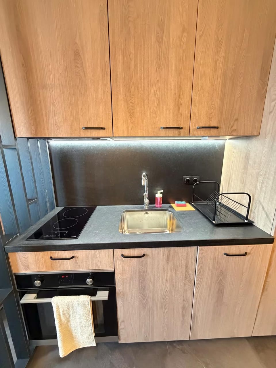 Coffee/tea facilities, dishwasher, microwave, oven, stove, kitchen