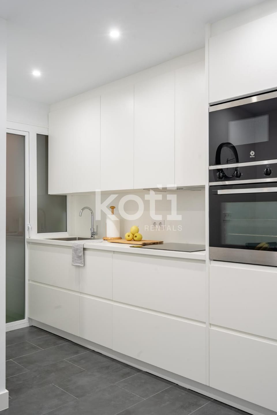 Kitchen or kitchenette, minibar, stove