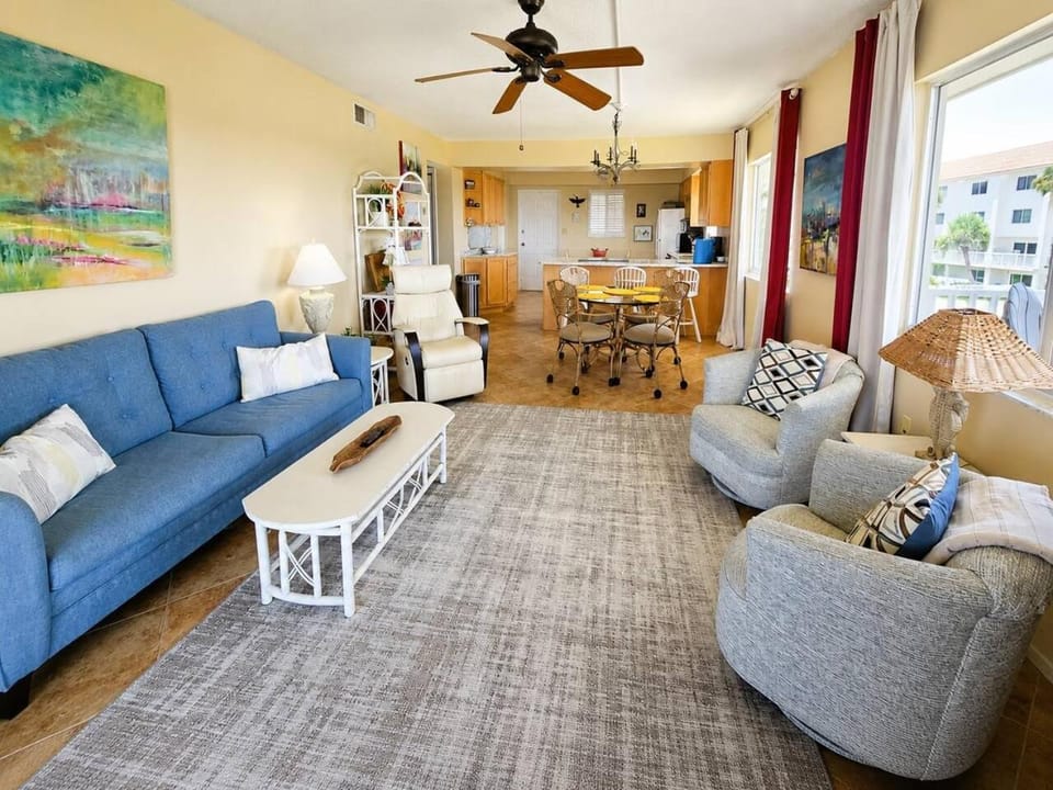 Beachfront Ocean-Views Condo, Balcony! Pool, BBQ Apartment in Saint Augustine Beach
