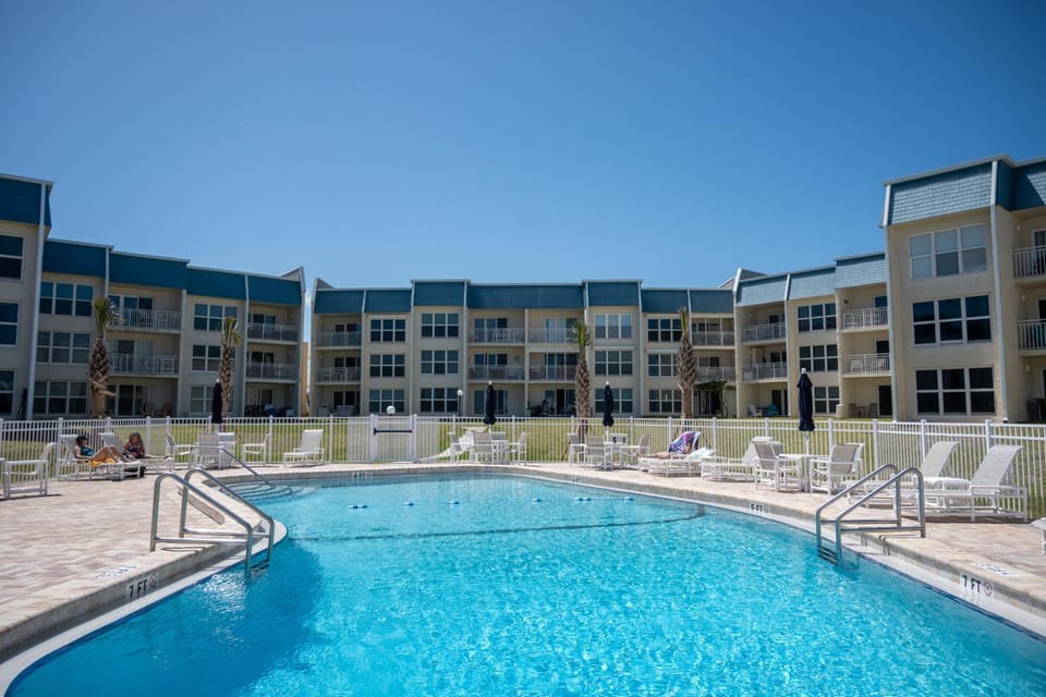 Property building, Swimming pool, sunbed