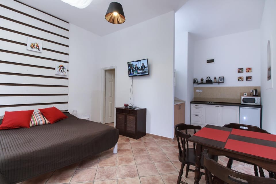 Bed, TV and multimedia, Coffee/tea facilities, Kitchen or kitchenette, Dining area, Bedroom