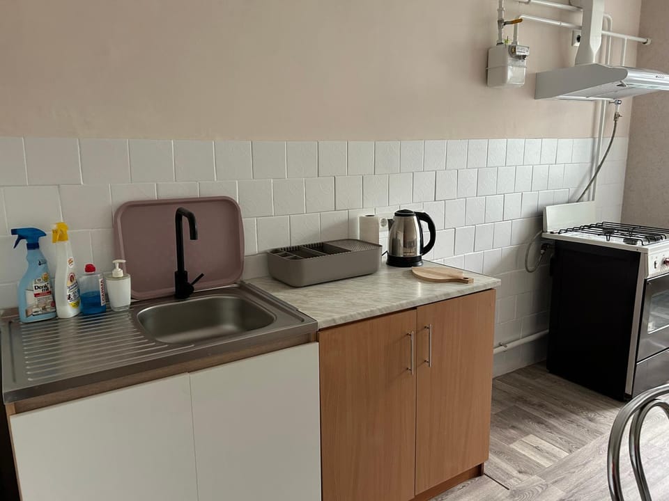 Coffee/tea facilities, Kitchen or kitchenette, stove