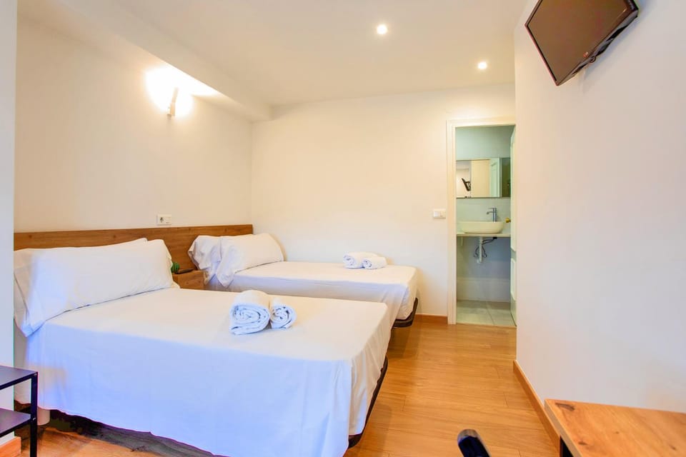 Bed, TV and multimedia, Photo of the whole room, Bedroom, towels