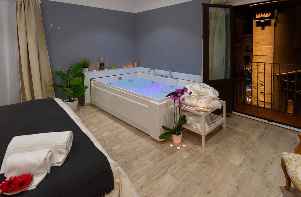 Hot Tub, Living room, Decorative detail, Bedroom, Bath