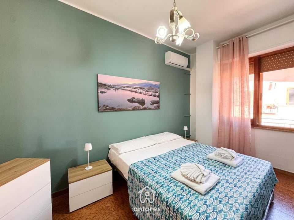 Bedroom, towels, air conditioner