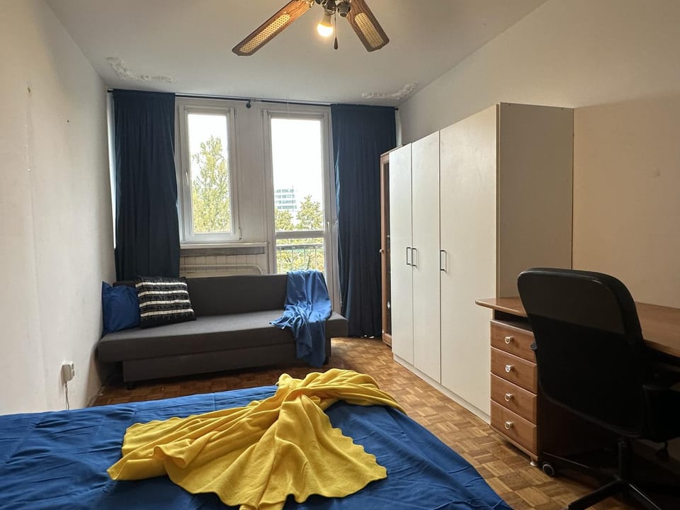 Photo of the whole room, Bedroom