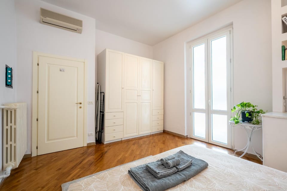 Bed, Bedroom, towels