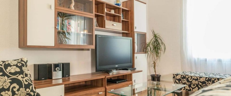 Communal lounge/ TV room, TV and multimedia, Living room, Seating area, Evening entertainment