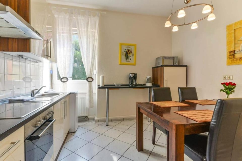 Kitchen or kitchenette, Dining area, oven, stove
