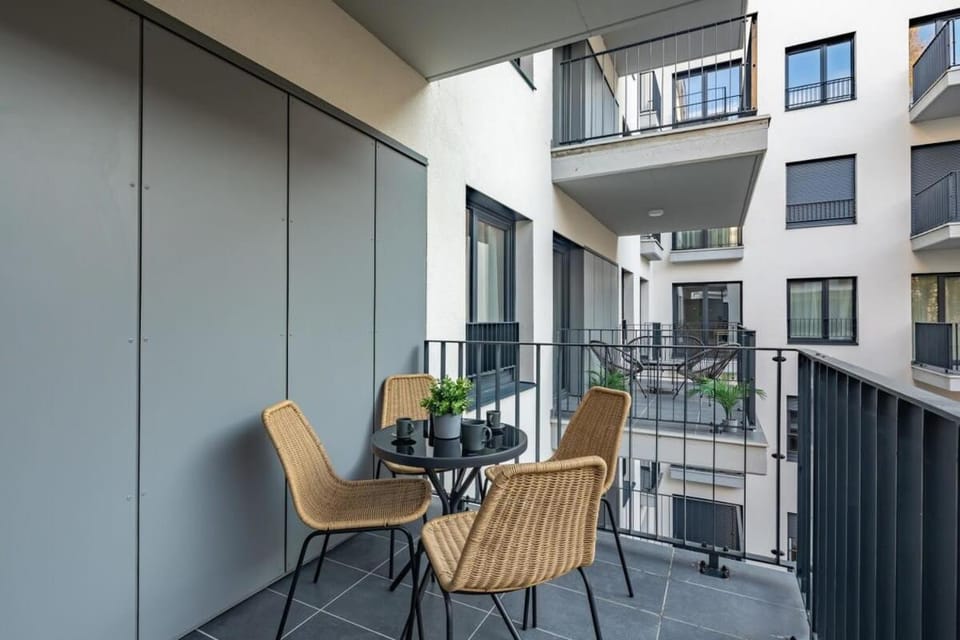 Rooftop Access - Luxy with Balcony Apartment in Budapest