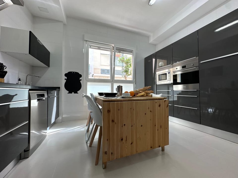 Coffee/tea facilities, dishwasher, microwave, oven, washing machine, dryer, kitchen