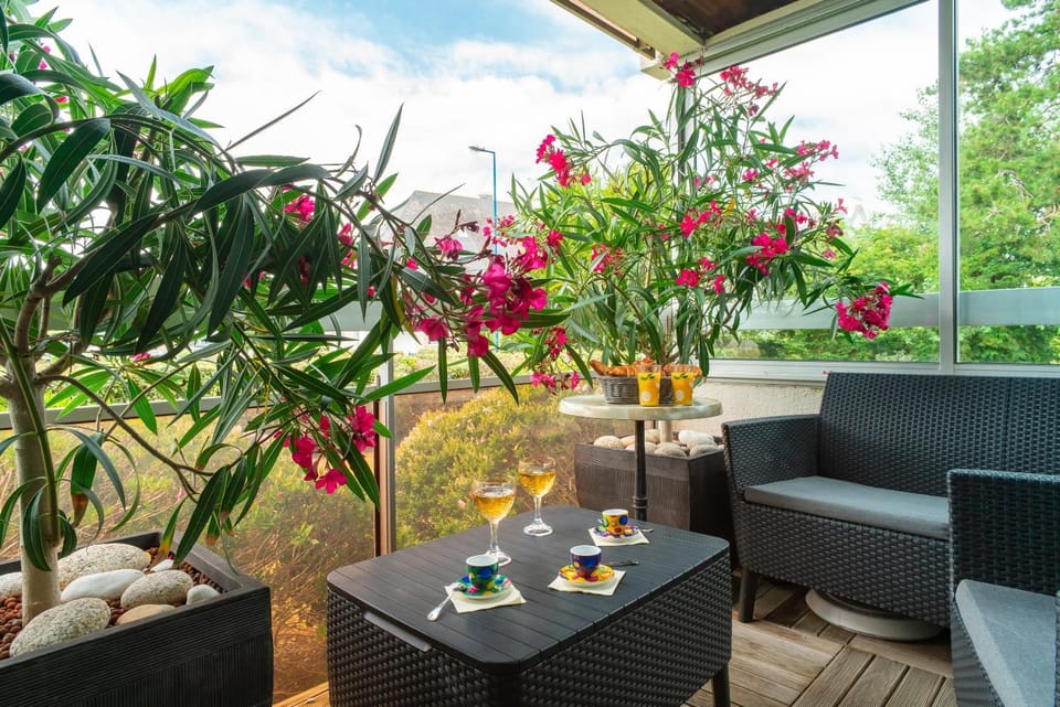 Property building, Balcony/Terrace, Living room