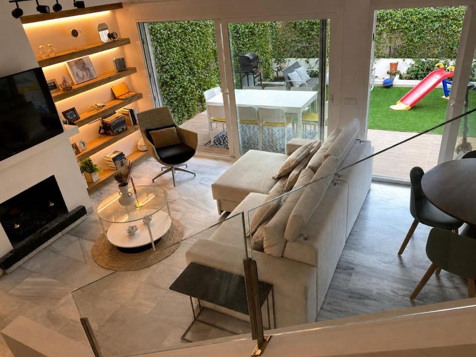 Luxury Golden Mile Townhouse Saltwater Pools, Walk to the Beach House in Marbella