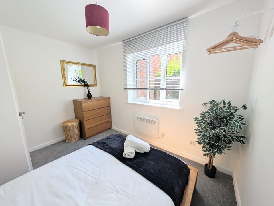 1Bed ground floor maisonette in CMK Free parking perfect for BUSINESS SOLO TRAVELLER Relocation guests welcome Managed by Chique Properties Ltd Apartment in Milton Keynes