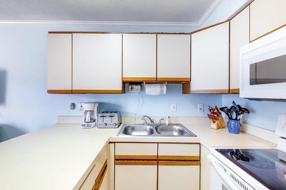 One Block to the Beach Perfectly Located Condo with AC Balcony Shared Pool House in Ocean City