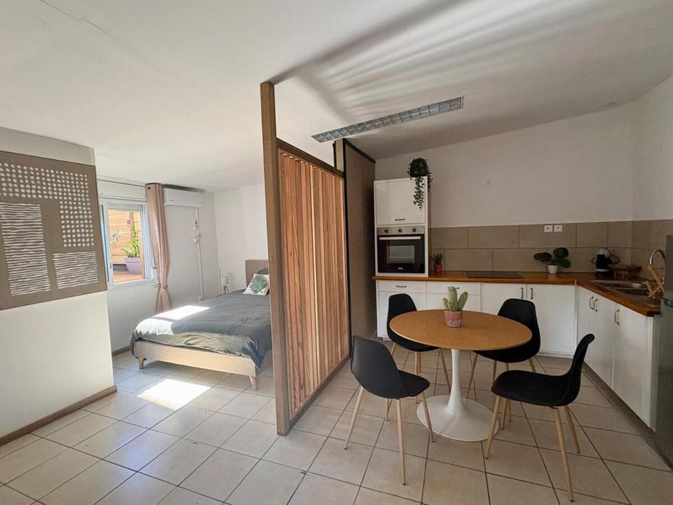 studio intimiste avec balnéotherapie privative Apartment in Saint-Denis