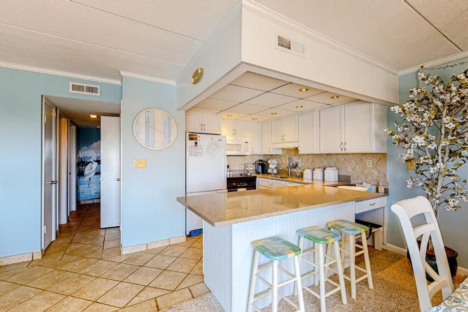 Water view condo with beach and pool access - balcony washer & dryer and central AC House in Ocean City