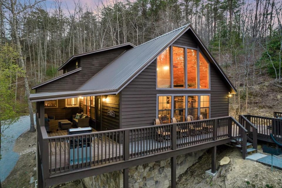 Luxury 6Bed Cabin Hot Tub Game House and Fire Pit Cabin in Sevier County