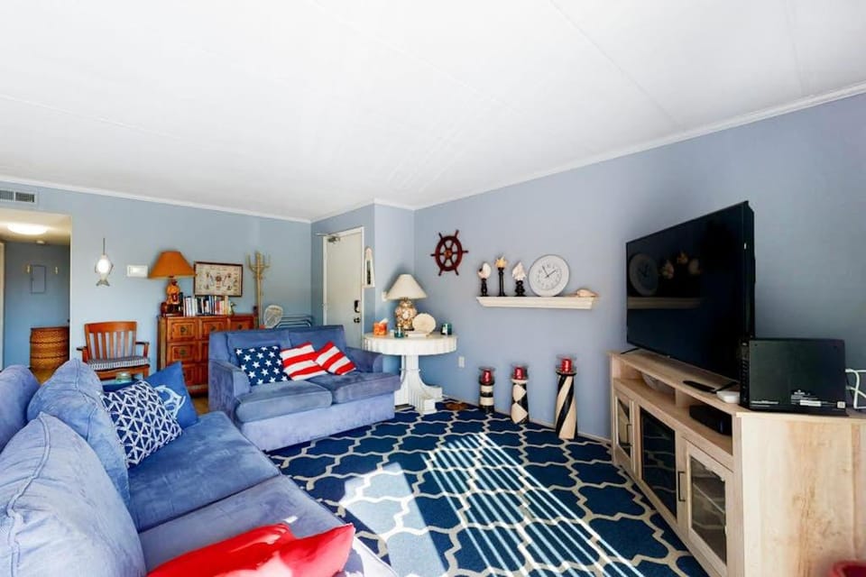 Ocean Block Condo with Balcony Side Ocean View AC WiFi & Shared Pool House in Ocean City