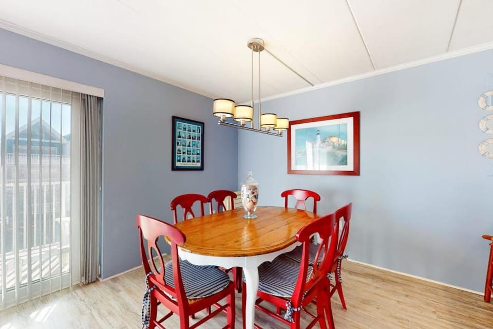 Ocean Block Condo with Balcony Side Ocean View AC WiFi & Shared Pool House in Ocean City