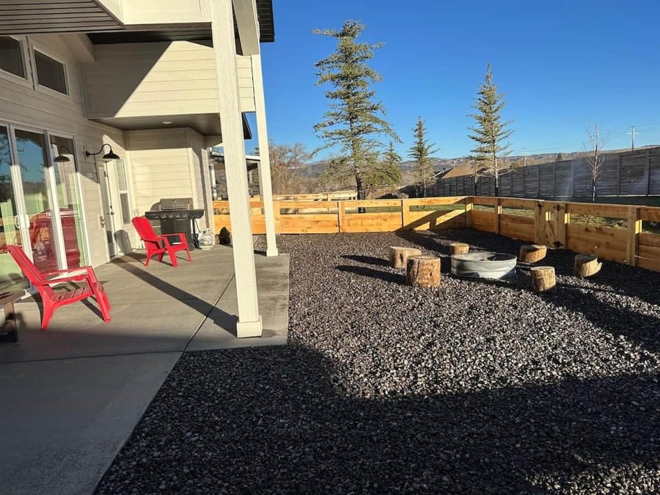 Grandpa's Farmhouse @ Stoney Farms *NO CHORE(s) Farm Stay in Panguitch