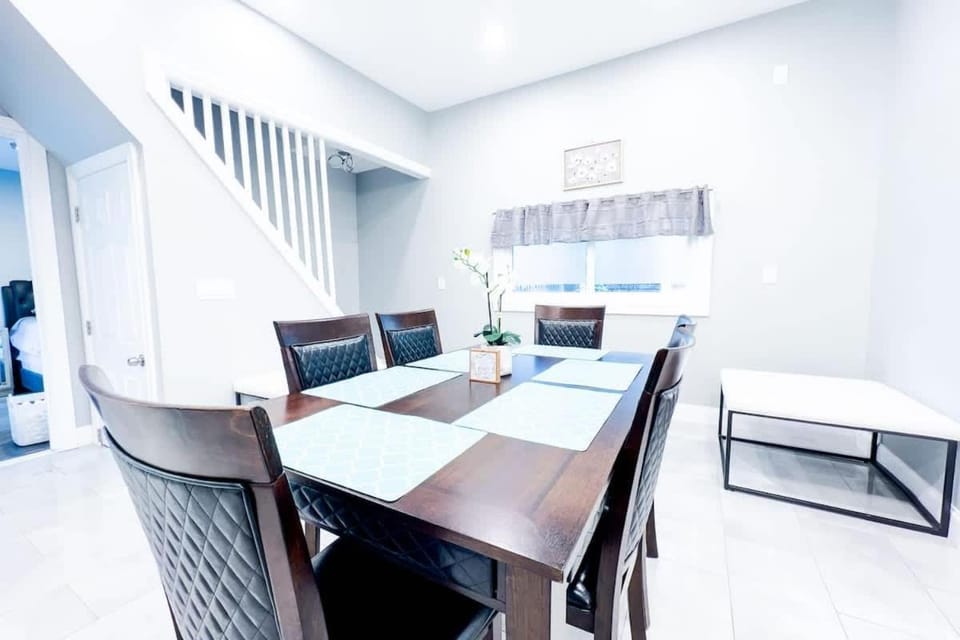 Perfect 6BR Stay Near Falls & Attractions House in Niagara Falls