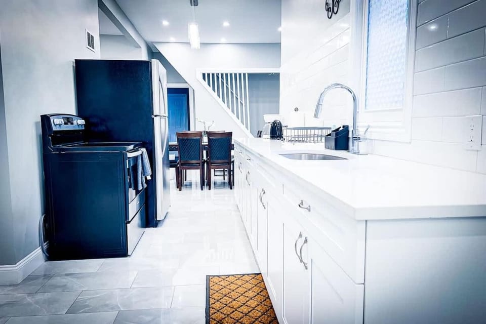 Perfect 6BR Stay Near Falls & Attractions House in Niagara Falls