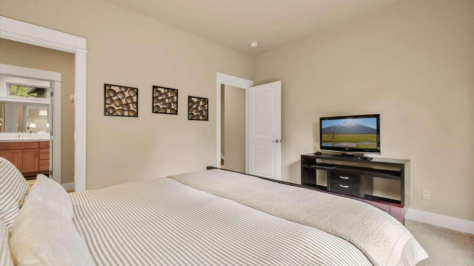 Rafters Court Retreat in Bend OR House in Bend
