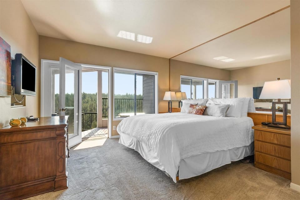 Mt. Bachelor Village Resort Condo 326 in Bend OR House in Bend