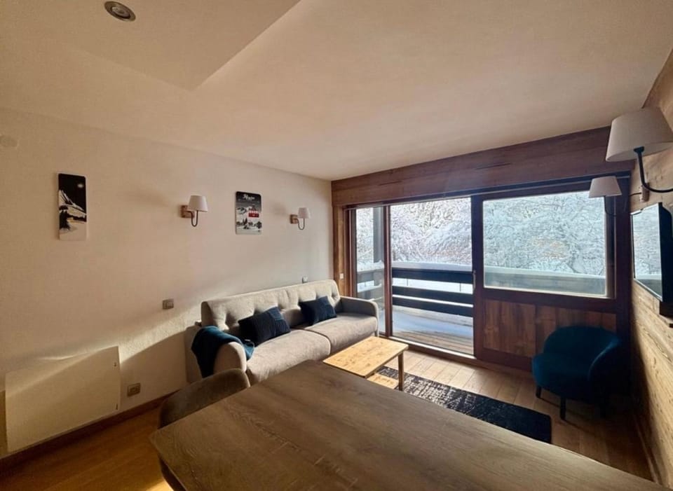 Cozy apartment minutes to telepherique Apartment in Megève