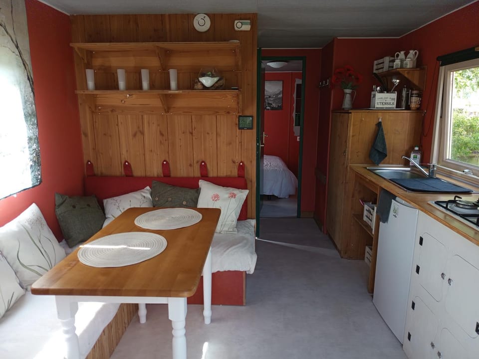 Kitchen or kitchenette, Dining area, oven
