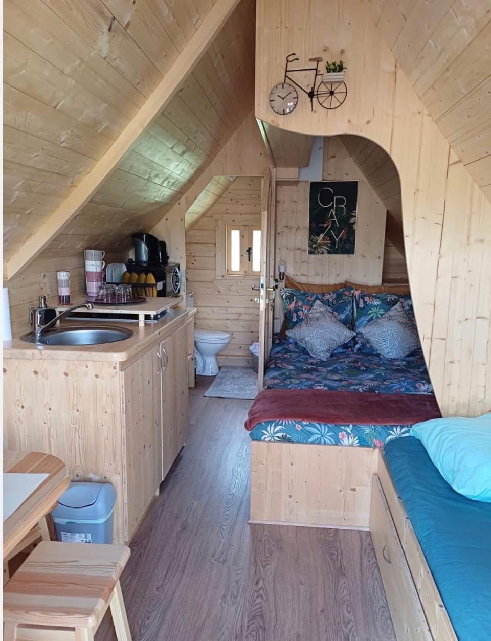 Kitchen or kitchenette, Photo of the whole room, Dining area