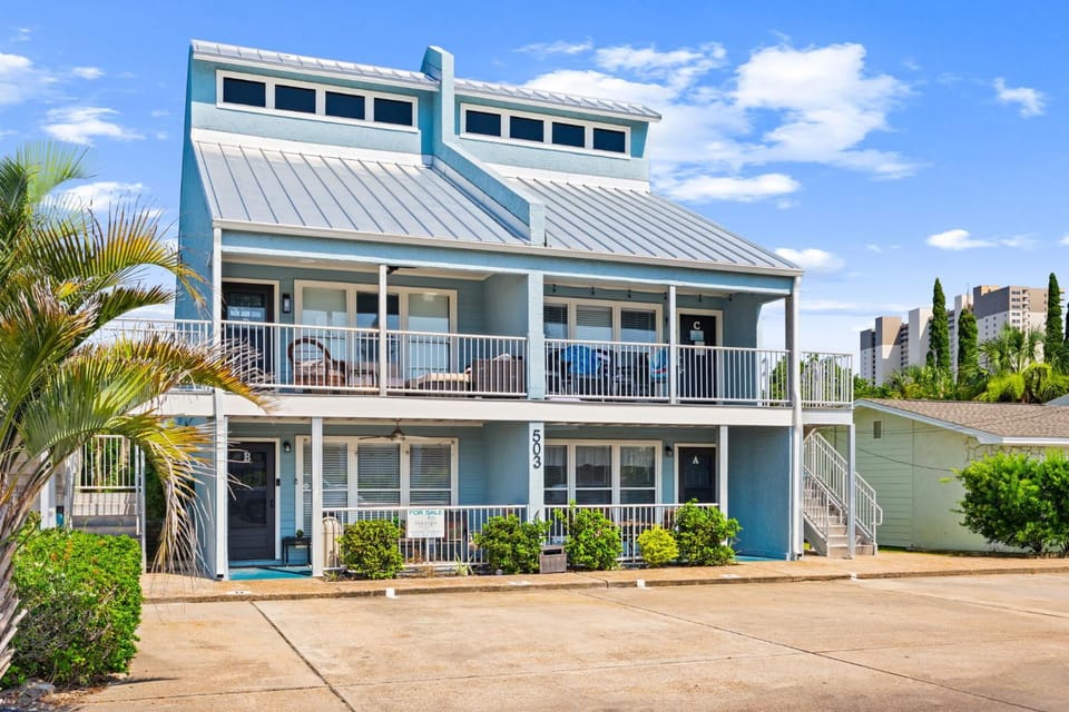 Property building, Facade/entrance, Spring, Garden, Garden view, Parking