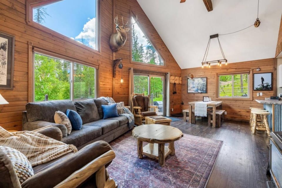 Elk Pointe Chalet House in North Lawrence