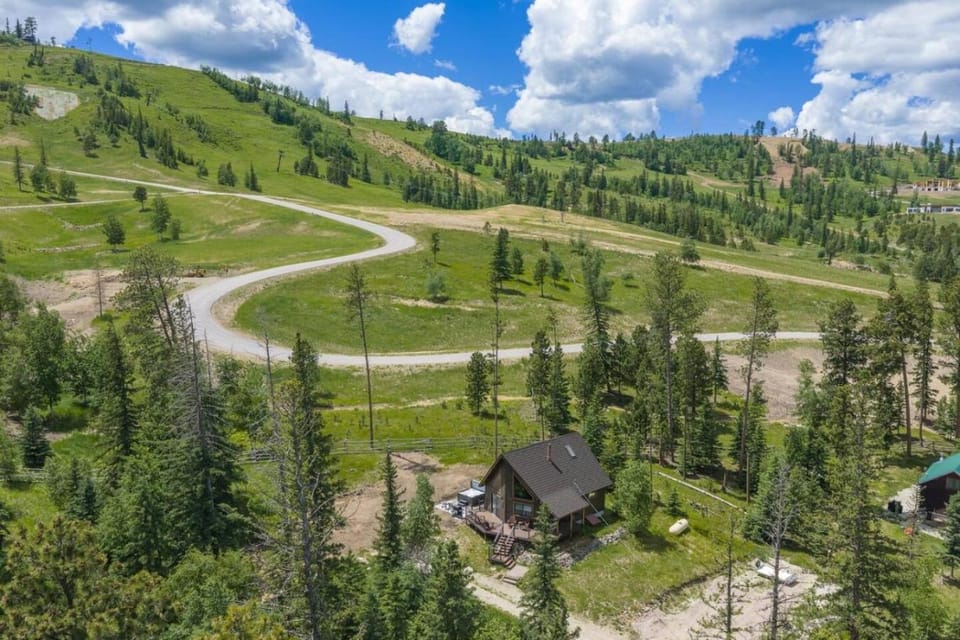 Elk Pointe Chalet House in North Lawrence