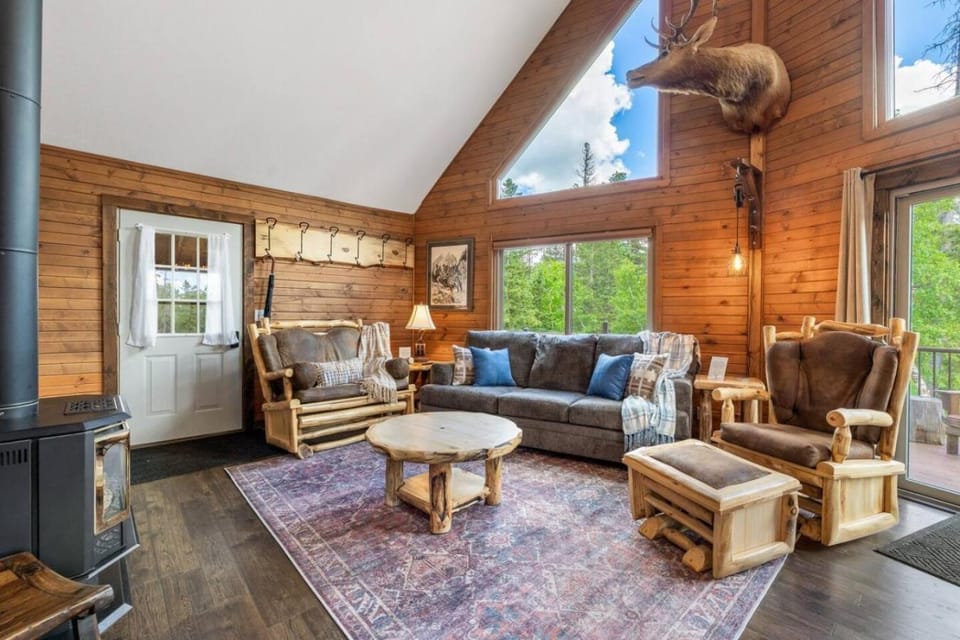 Elk Pointe Chalet House in North Lawrence