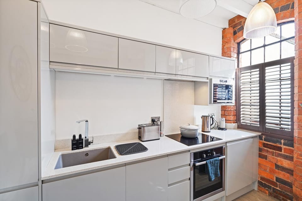 Coffee/tea facilities, Kitchen or kitchenette, dishwasher, oven, stove, toaster
