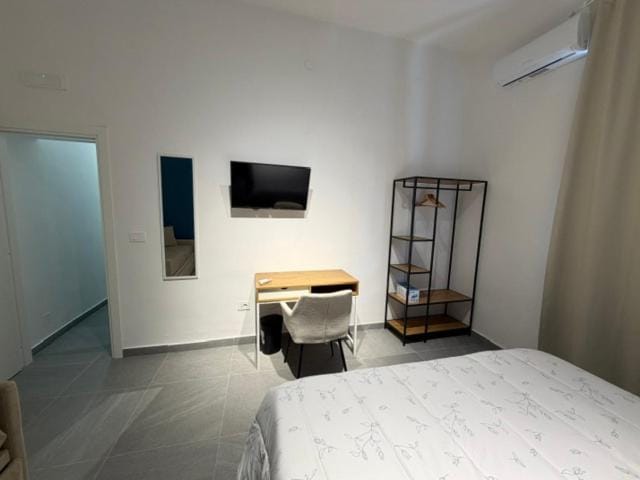 Bed, TV and multimedia, Photo of the whole room, Bedroom, air conditioner