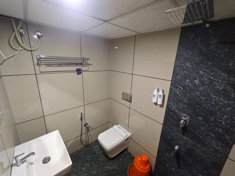 Shower, Toilet, Bathroom, towels