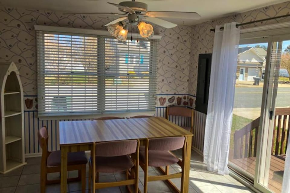 Cozy beach house with private deck outdoor shower & easy walk to the ocean House in Ocean City