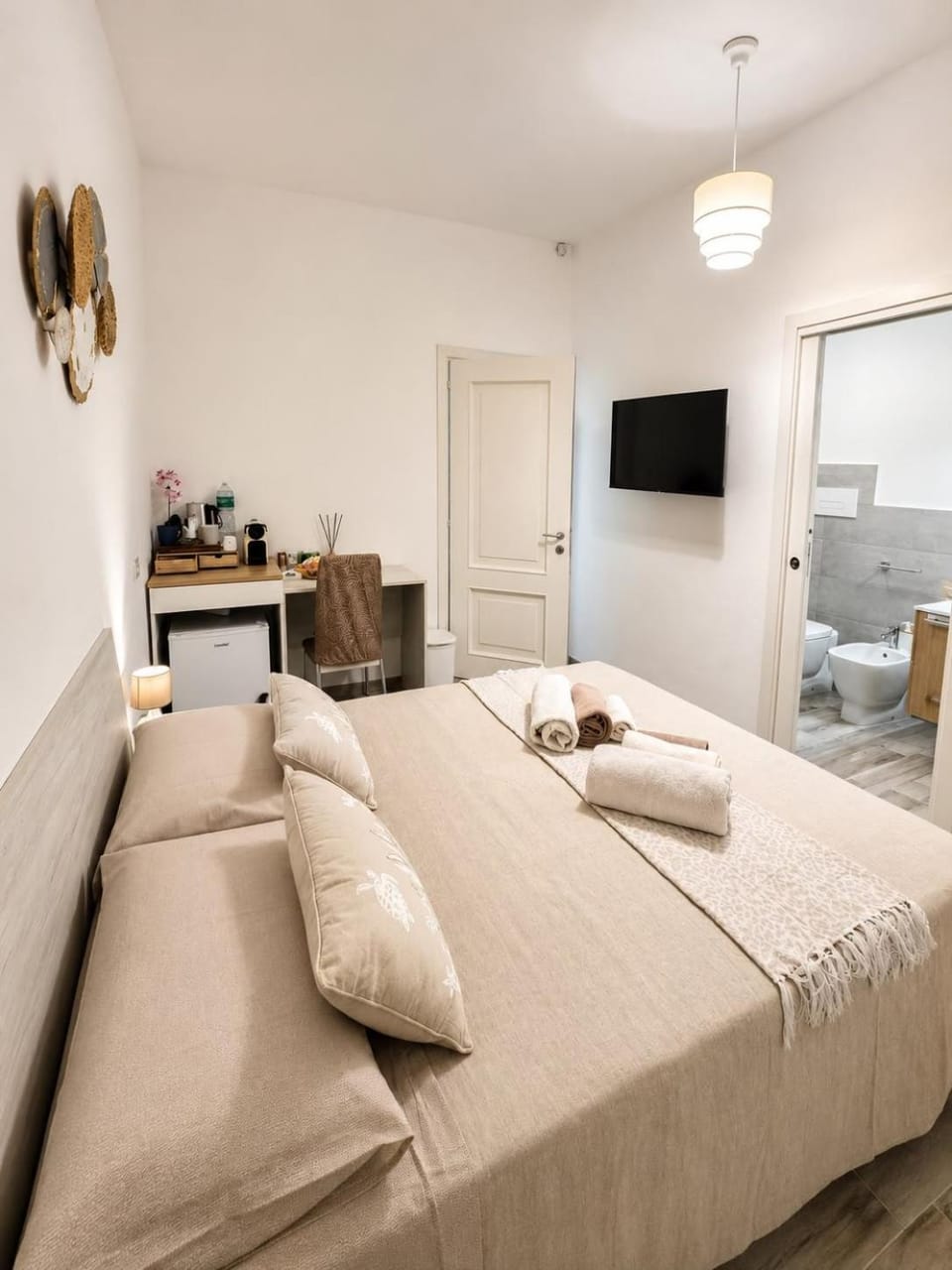 Bed, TV and multimedia, Photo of the whole room, Bedroom, towels
