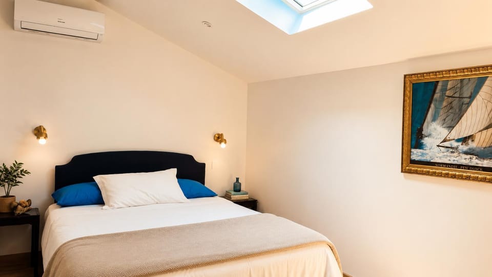 Bed, Photo of the whole room, Bedroom, air conditioner