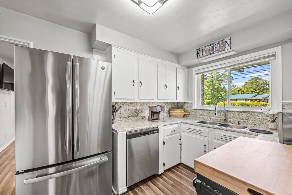 7 Mi to St Simons Island! Modern Group Getaway House in Brunswick