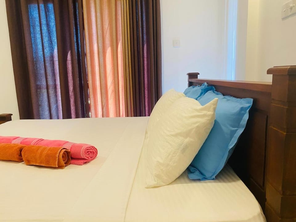 Bed, Bedroom, towels