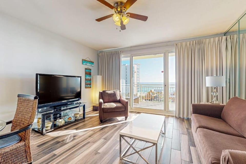 Spacious waterfront condo with gulf views shared pools & fitness room House in Destin